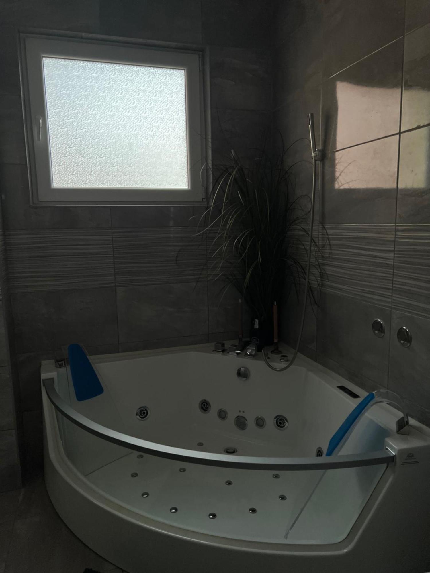 Luxrooms - Hotel Type With Private Jacuzzi Bjelovar Exterior photo